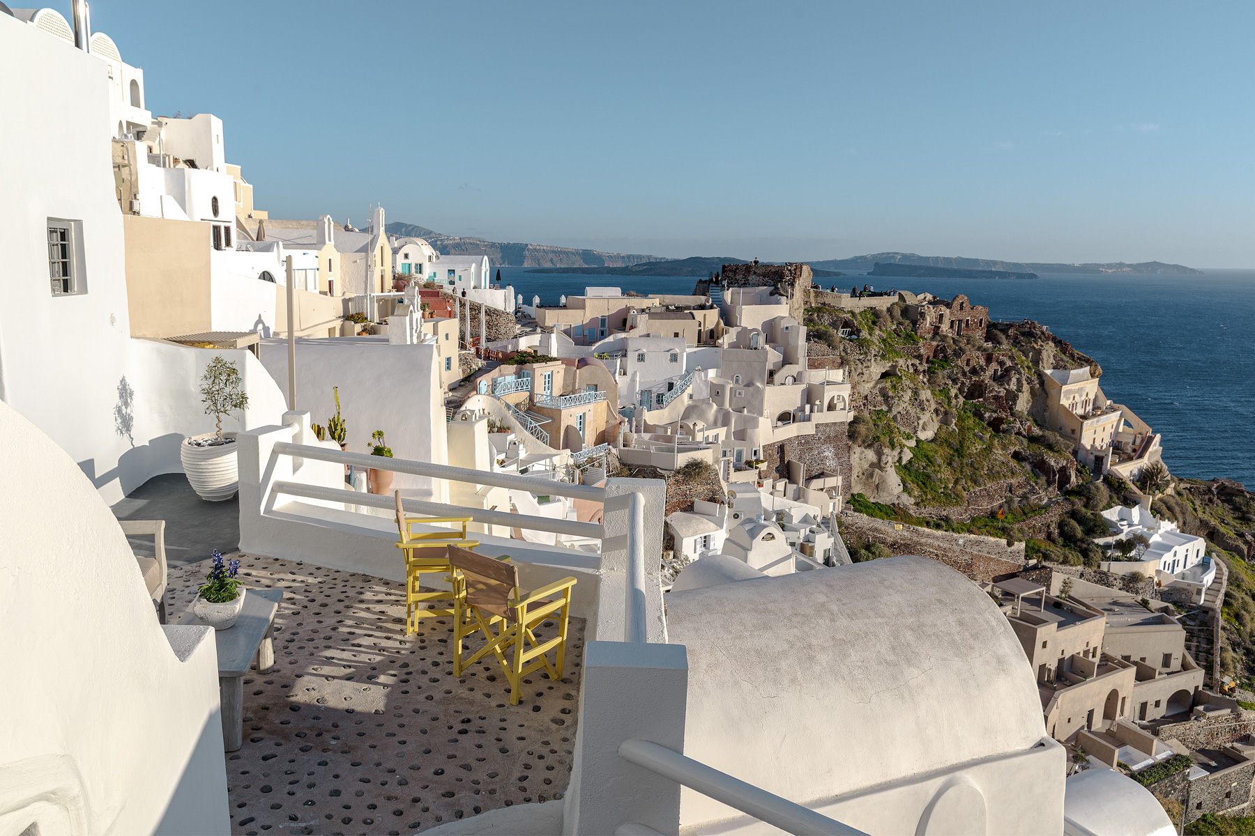 Exterior of Cave Studio with Balcony in Oia with caldera backdrop